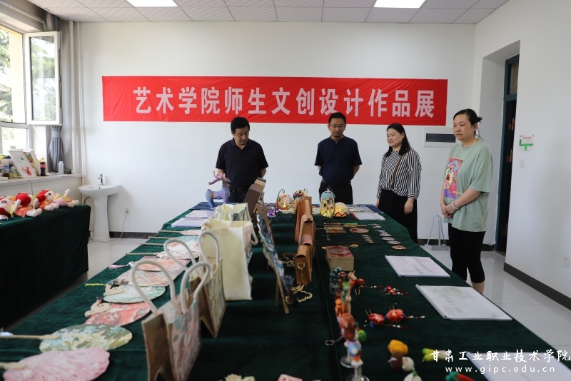 藝術學院開展“鑄牢中華民族共同體意識進校園”文創設計作品展，推動文化藝術交流